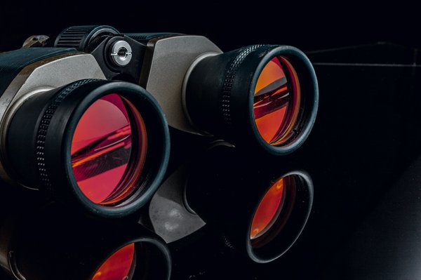 Des lunettes vision nocturne militaire pour mieux voir dans le noir